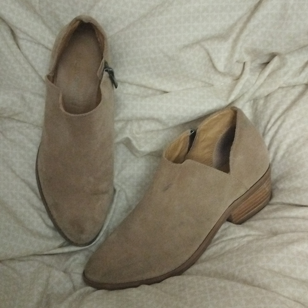 Lucky Brand Taupe suede ankle booties. Sz 8.5